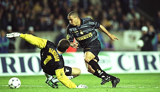 Damals ebenfalls im Trikot von Inter: Superstar Ronaldo, der hier Lazios Torwart Luca Marchegiani umkurvt und zum 3:0 einschiebt
