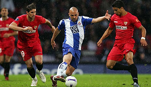 Nach Verlängerung hatte es zwischen Espanyol und Sevilla - hier Espanyols Ivan de la Pena im Zweikampf mit Ivica Dragutinovic (l.) und Renato - 2:2 gestanden