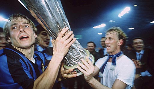 Das 1:0 im Rückspiel half der Roma nicht mehr. Jürgen Klinsmann (l.) und Andi Brehme recken ein Jahr nach dem WM-Triumph den nächsten Pokal in den Römer Nachthimmel