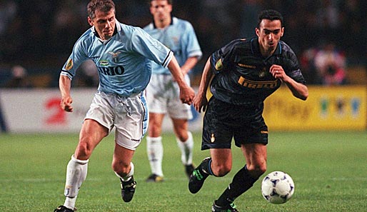 1998 sahen die Zuschauer in Paris ein rein italienisches Finale im UEFA-Cup. Lazio Rom mit Vladimir Jugovic (l.) traf dabei auf Inter Mailand mit Youri Djorkaeff (r.)