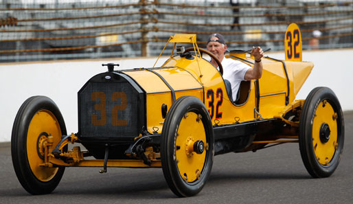 Vielleicht hätte es everybody's daring Danica mit diesem Gefährt, dem allerersten Siegerauto der Indy 500, weiter nach vorne geschafft