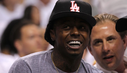 Ebenfalls im Publikum: US-Rapper Lil Wayne, eigentlich ein bekennender Lakers- und offenbar auch Dodgers-Fan. Für die Mavericks jubelt er vermutlich nicht