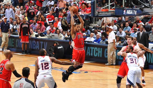 Ein Monster-Dunk? Derrick Rose schnappt sich den Rebound beim 99:82 seiner Chicago Bulls über die Atlanta Hawks. Die Bulls führen mit 2:1 in der zweiten Runde der Playoffs