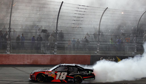 Smoking donuts! Kyle Busch feiert seine NASCAR-Pole auf dem Darlington Raceway mit einem Burnout und beschert den Zuschauern Atemnot