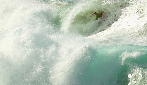 In den Wellen vor Sidney gefangen: Ein verduzter Surfer muss sich am australischen Mackenzies Bay den unglaublichen Naturgewalten beugen