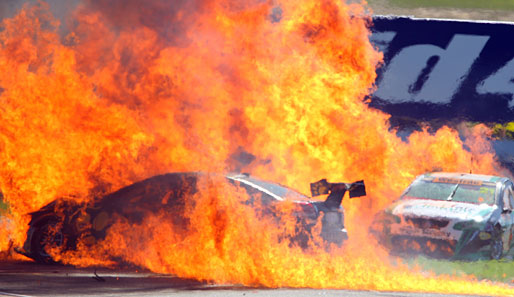 Feuer frei im australischen Perth: Die Rennautos von Steve Owen und Karl Reindler brennen nach einem Crash beim V8 Supercar Championship lichterloh