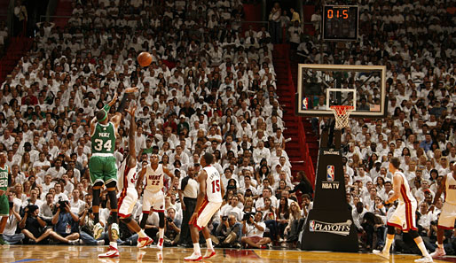 Ganz in weiß... Beim Playoff-Halbfinale der Eastern Conference zwischen den Boston Celtics und Miami Heat bekennen die Heat-Fans Farbe