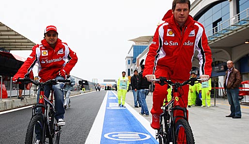 Ob er so wohl Sebastian Vettel gefährden kann? Felipe Massa (l.) tritt am Rande des F-1-Rennens in Istanbul in die Pedale. Ingenier Rob Smedley gibt Geleitschutz