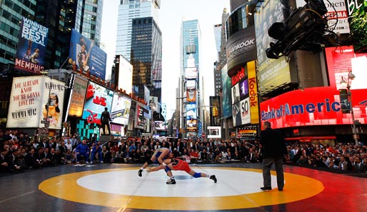 Kalter Krieg mitten in New York? Ringen macht's möglich: Die Freistilringer der USA und Russland liefern sich eine heiße Schlacht am Times Square