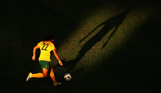 Eine erhellende Erscheinung: Die Australierin Sam Kerr dribbelt sich im Freundschaftsspiel gegen Neuseeland durchs Mittelfeld