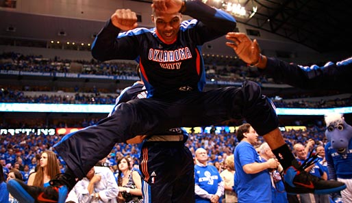 Was für ein Luftsprung: Russell Westbrook von den Oklahoma City Thunder bittet zum Kasatschok während des zweiten Spiels der Western Conference Finals gegen die Mavs