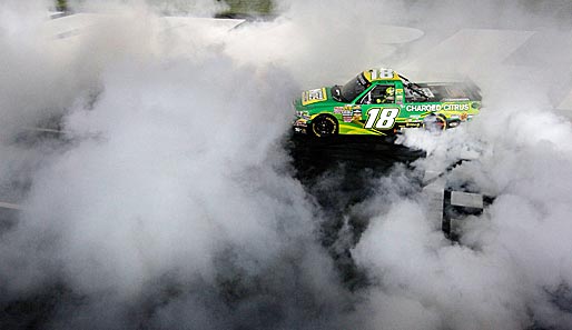 Smoking kills! Kyle Busch ist's egal. Nach seinem Sieg bei der NASCAR Camping World Truck Series steckt sich der Fahrer erstmal eine Fluppe an und räuchert das Stadion