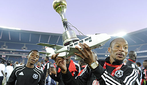 Und auch so können Gewinner aussehen. Katlego Mashego von Südafrika-Meister Orlando Pirates präsentiert seine eigenwillige Pokal-Konstruktion