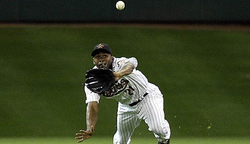 Magnetic hands! Centerfielder Michael Bourn von den Houston Astros zieht den Ball im MLB-Spiel gegen die Los Angeles Dodgers mit dem Handschuh geradezu magisch an