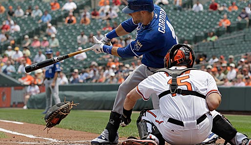 Sind alle Finger noch dran? Mit einem präzisen Schlag entwaffnet Alex Gordon (H.) im MLB-Spiel seiner Kansas City Royals bei den Baltimore Orioles Catcher Craig Tatum
