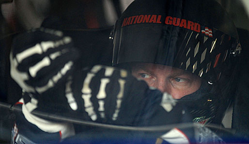 Skelettierte Hände am Steuer: Dale Earnhardt Jr. präsentiert vor dem Start des Trainings zur NASCAR Sprint Cup Series in Charlotte seine saumäßig coolen Handschuhe