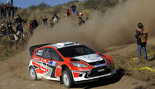Achtung, Luft anhalten! Federico Villagra und sein Beifahrer Jorge Perez Companc stauben bei der WRC Rally Argentina mächtig die Zuschauer ein