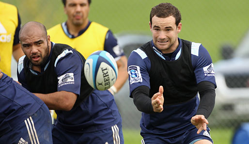 Von wegen, Rugby-Spieler sind ganz harte Kerle. Alby Mathewson von den Auckland Blues wirkt ein wenig so, als hätte er eine Riesenangst vor dem Ball