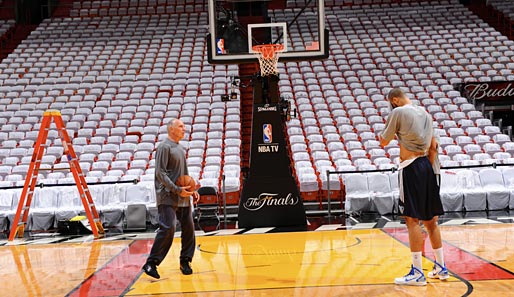 Übung muss sein! Tyson Chandler (r.) von den Dallas Mavericks bereitet sich auf die NBA Finals gegen die Miami Heat vor