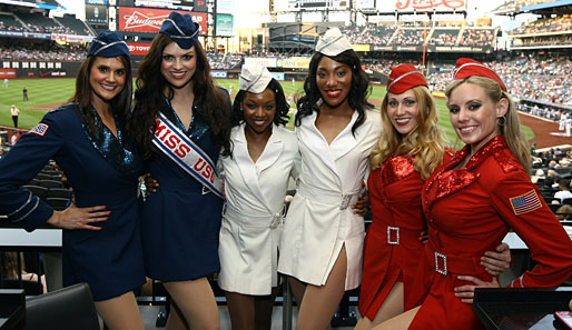 Auch eine Art, die eigenen Streitkräfte zu würdigen: Adrette Damen beim USO Military Appreciation Day im Baseball-Stadion der NY Mets