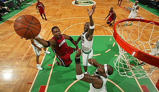 Chris Bosh von den Miami Heat steigt in den NBA-Playoffs gegen die Boston Celtics zum Korbleger hoch. Half alles nichts: Miami verlor 81:97 gegen die Celtics