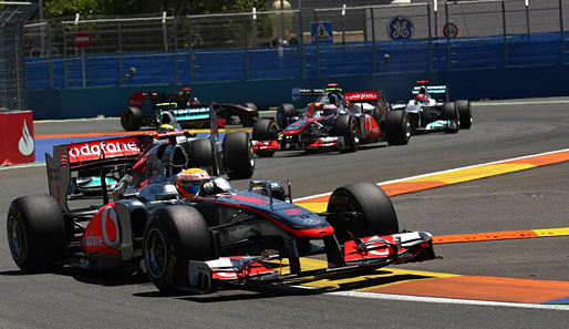 Sowohl Jenson Button (im Hintergrund) als auch Teamkollege Lewis Hamilton hatten in Valencia nichts mit der Vergabe der Podiumsplätze zu tun