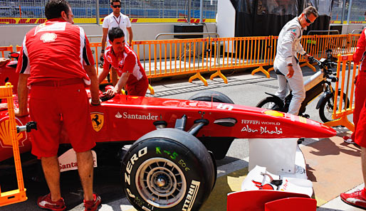 Spionage beim alten Team? Michael Schumacher wirft bei seinem Ausflug durch die Boxengasse ein Auge auf den Ferrari von Fernando Alonso