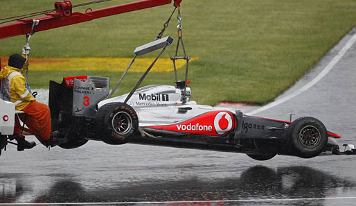 Durch die unfreiwillige Pause war wenigstens genug Zeit, um das Wrack von Lewis Hamiltons McLaren per Kran von der Strecke zu bergen