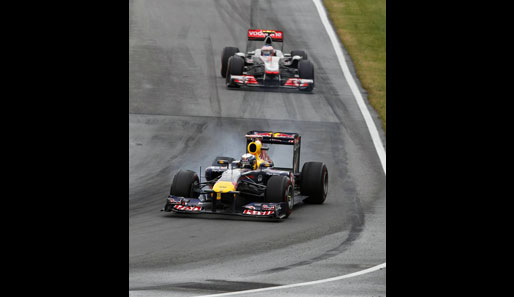 Wie der blockierende Vorderreifen zeigt, fuhr Sebastian Vettel schon einige Runden vor Schluss am Limit. Kurze Zeit später musste er Jenson Button passieren lassen