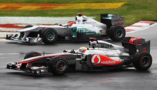 Eins der vielen tollen Manöver von Michael Schumacher: In der Haarnadel setzt er sich innen gegen Lewis Hamilton durch