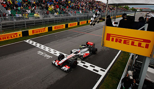 Jenson Button überquert nach insgesamt über vier Stunden Rennzeit und sechs Boxenstopps als Erster die Ziellinie