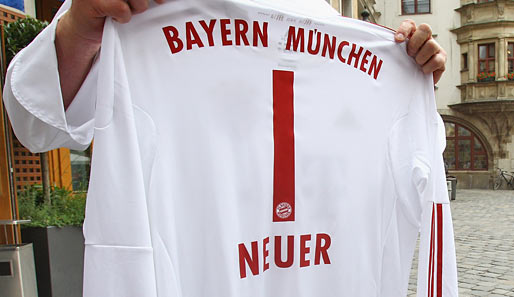 Da ist das Ding! Pünktlich zum ersten Besuch von Manuel Neuer in München gab es sein Trikot für die neue Saison zu sehen