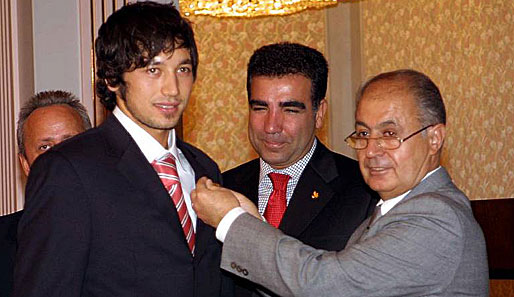 Für ihren dritten Platz bei der Weltmeisterschaft bekam die türkische Nationalmannschaft eine Ehrennadel von Staatspräsident Ahmet Necdet Sezer verliehen