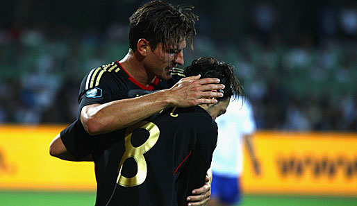 Mario Gomez (l.) bedankte sich bei Mesut Özil für die maßgeschneiderte Vorarbeit zum zwischenzeitlichen 2:0