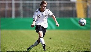 Der gelernte Außenstürmer Mitchell Weiser spielt in der Mannschaft von Steffen Freund auf der Rechtsverteidigerposition. Er ist der Sohn des ehemaligen Bundesliga-Profis Patrick Weiser