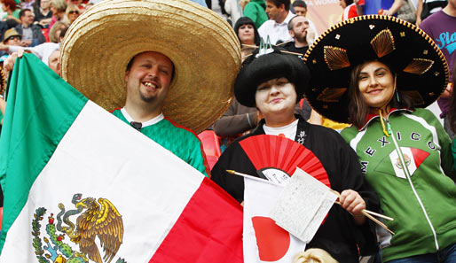JAPAN - MEXIKO: Klar, als Mexiko-Fan ist der Sombrero auf der Birne Pflicht. Und für die Japan-Anhängerin in der Mitte gab's eine hässliche Beatles-Perücke