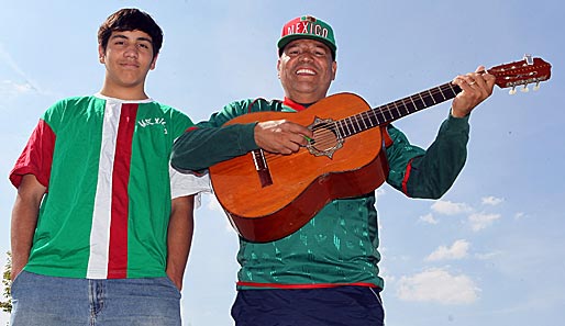 Diese beiden mexikanischen Fans trällerten vor dem Anpfiff gegen Neuseeland erst einmal ein Liedchen