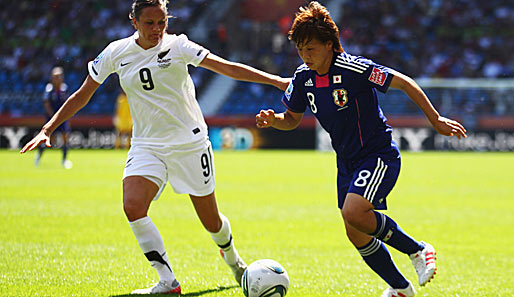 Aye Miyama (r.) erzielte mit einem sehenswerten Freistoß die 2:1-Führung der Japaner