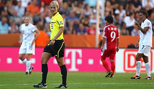 Bundesliga-Schiedsrichterin Bibiane Steinhaus leitete die brisante Partie ohne Fehl und Tadel