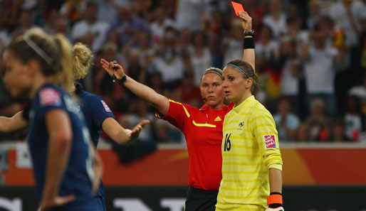 ...und die Torfrau bekommt dafür von der finnischen Schiedsrichterin Kirsi Heikkinen die rote Karte