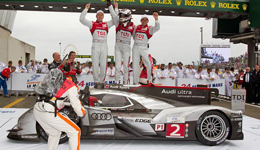 So sehen Sieger aus, shalalalala! Die Audi-Trio ließ sich für den größten Erfolg im Langstreckensport gebührend feiern