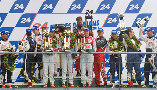 Bei der Siegerehrung wurden die Audi-Sieger von zwei Peugeot-Teams eingerahmt. Die Franzosen waren nach der knappen Niederlage bitter enttäuscht