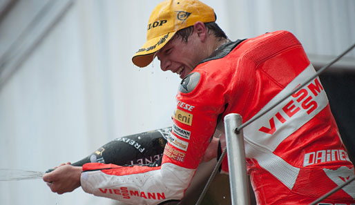 Stefan Bradl hat gut lachen. Er dominierte in dieser Saison die Moto2 und ist der erste deutsche Motorrad-Weltmeister seit 1993 geworden