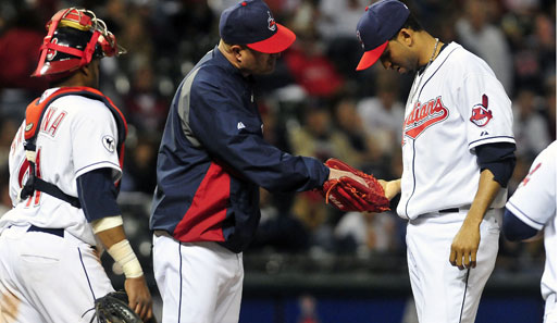 "Mach du es, Junge!" Manny Acta (l.) vom Trainerstab der Cleveland Indians übergibt in der MLB an Indians-Pitcher Rafael Perez