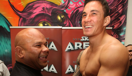 Sonny Bill Williams (r.) und Alipate Liava sind noch zu Scherzen bereit, bevor sich beide zum offiziellen Wiegen für ihren MMA-Kampf in Auckland (Neuseeland) gegenüber stehen