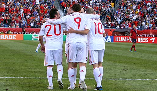 Grund zum Feiern für Chelsea-Star Fernando Torres (M.) & Co.: Die Spanier ballerten das US-Team bei einem Freundschaftsspiel mit 4:0 vom Platz