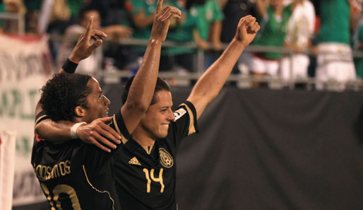 Wir feiern ein Schützenfest! Beim Gold Cup in den USA schlägt Mexiko Kuba mit 5:0. Javier Hernandez (r.) und Giovani Dos Santos erzielten je zwei Tore