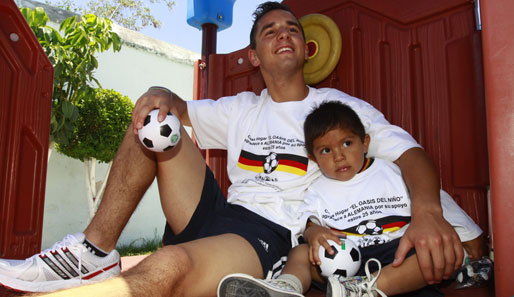 Erst das Vergnügen, dann die Arbeit. Vor der U-17-WM in Mexiko besucht die DFB-Elf ein Waisenhaus. So richtig scheint der kleine Knirps der Sache aber noch nicht zu trauen