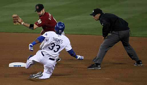 You're out! Marcus Thames von den LA Dodgers kommt gegen Houstons Shortstop Jeff Keppinger einen Schritt zu spät
