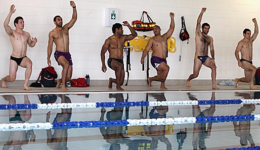 Gymnastik am Beckenrand: Die Rugby-Spieler von Melbourne Storm haben sichtlich Spaß an der kleinen Gymnastik-Einheit im Schwimmbad